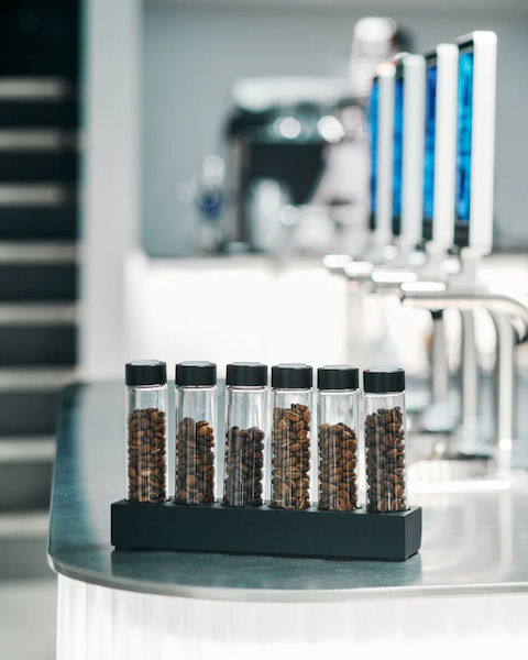 京都極簡咖啡廳「2050 Coffee」!以設計回應咖啡的未來議題,開放式空間主打自助汲飲 京都極簡咖啡廳「2050 Coffee」!以設計回應咖啡的未來議題,開放式空間主打自助汲飲