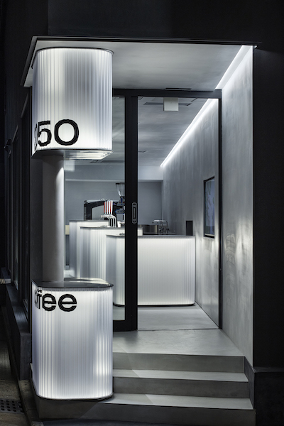 京都極簡咖啡廳「2050 Coffee」!以設計回應咖啡的未來議題,開放式空間主打自助汲飲 京都極簡咖啡廳「2050 Coffee」!以設計回應咖啡的未來議題,開放式空間主打自助汲飲