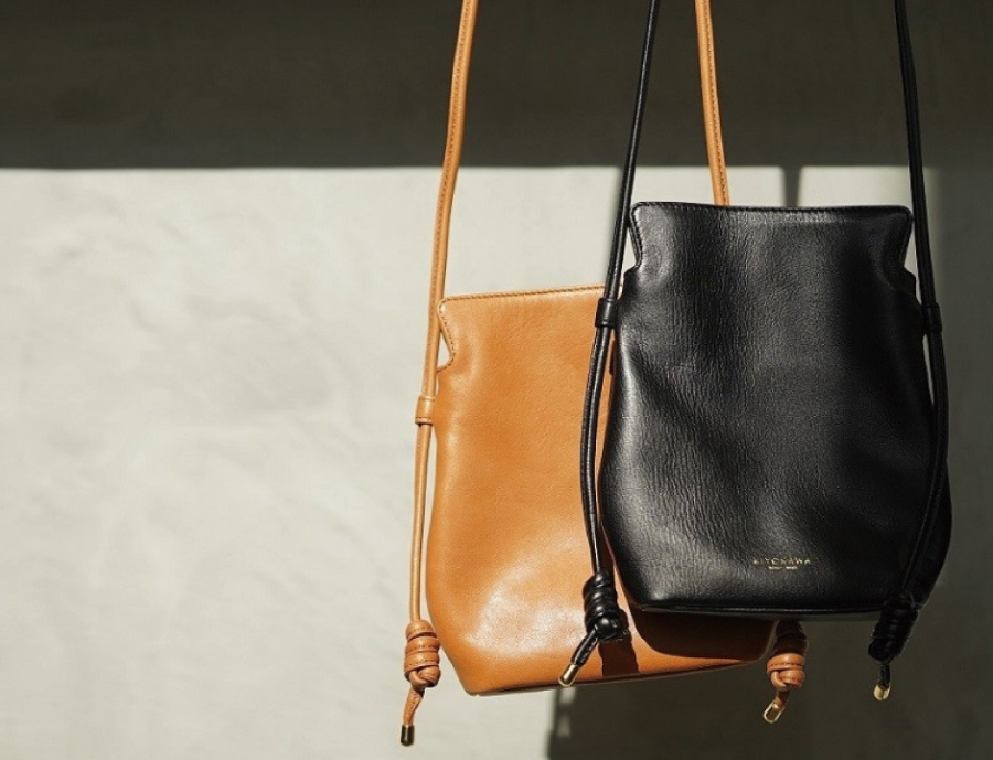 KIYOKAWA 清川商店_皮製側背包（圖片提供：台灣無印良品）