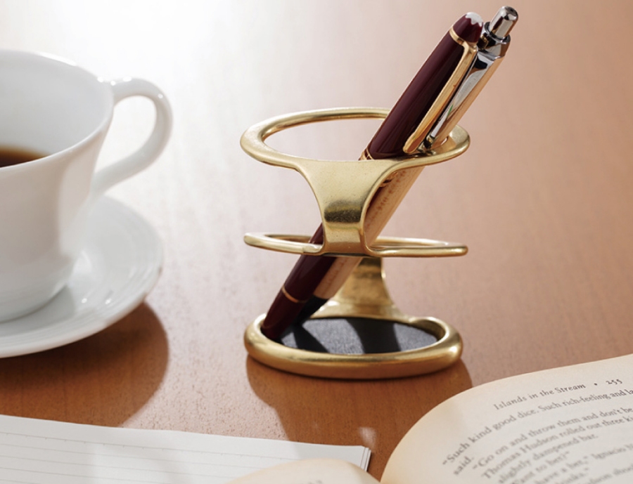 Inataya 別府鋳工_金屬製筆架（圖片提供：台灣無印良品）