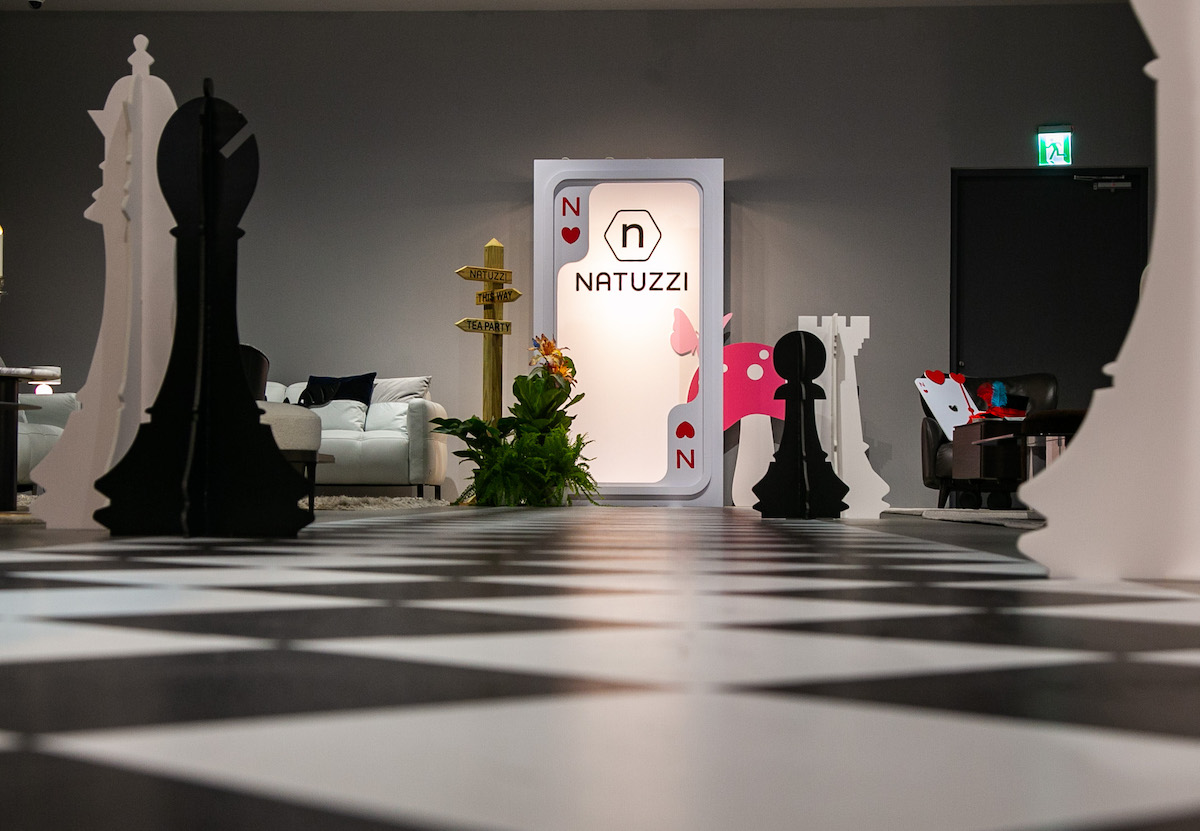 義大利設計品牌NATUZZI來台20週年特展!打造愛麗絲主題展場,解鎖不一樣的家具體驗 義大利設計品牌NATUZZI來台20週年特展!打造愛麗絲主題展場,解鎖不一樣的家具體驗