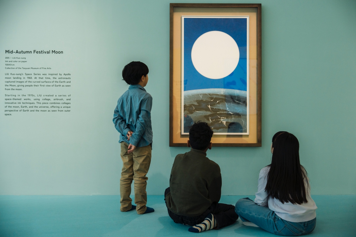 〈中秋月〉曾經長居於桃園蘆竹的藝術家劉國松,其著名「太空系列」即是受到人類登月影像啟發所創作。(圖片提供:桃園市立美術館、攝影:透島影業) 〈中秋月〉曾經長居於桃園蘆竹的藝術家劉國松,其著名「太空系列」即是受到人類登月影像啟發所創作。(圖片提供:桃園市立美術館、攝影:透島影業)