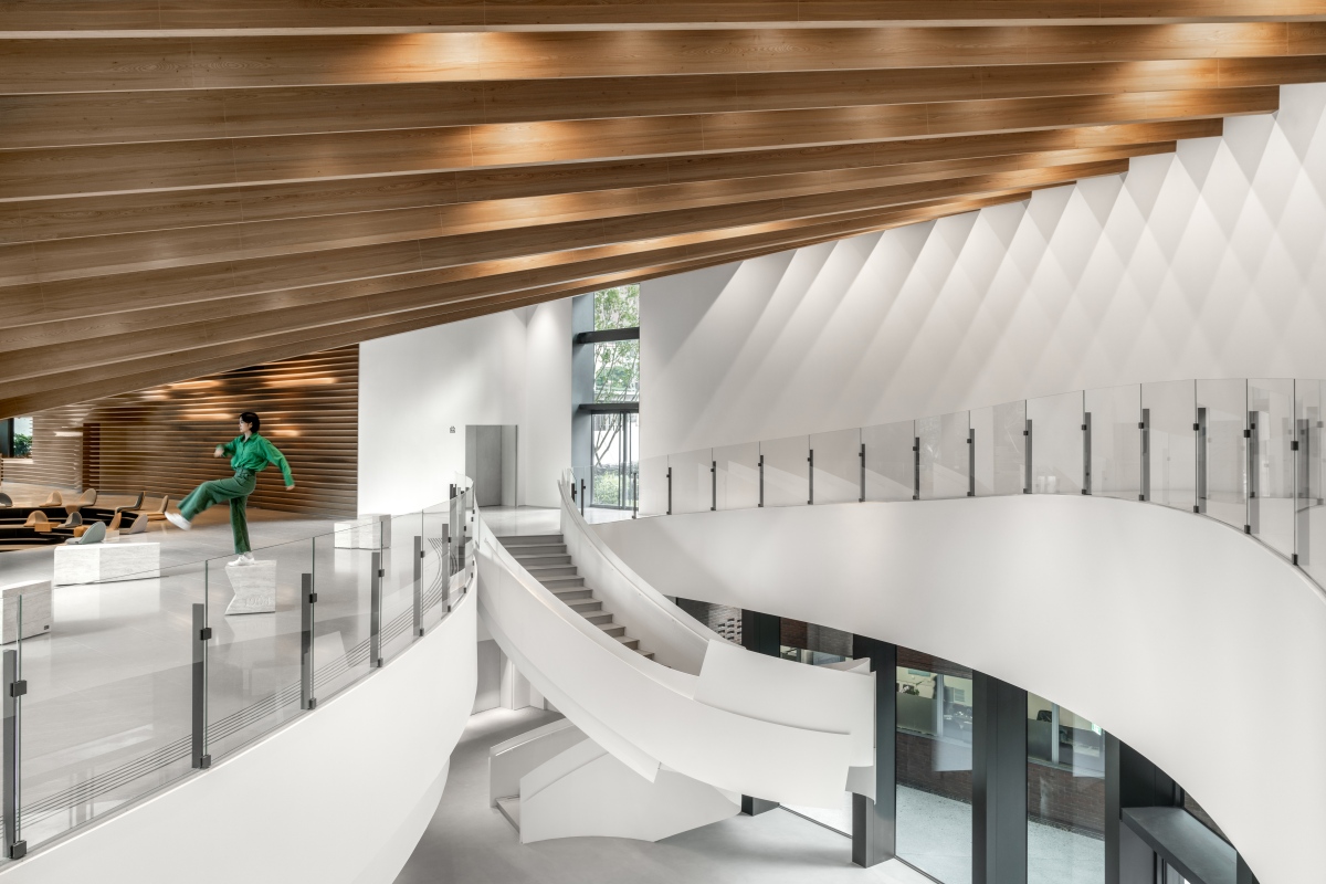 勤美術館室內也運用大量自然建材元素,讓人們進入美術館時會感受到,即使走進室內美術館也有置身森林裡面的自然體驗。(圖片提供:勤美術館、攝影:楊承) 勤美術館室內也運用大量自然建材元素,讓人們進入美術館時會感受到,即使走進室內美術館也有置身森林裡面的自然體驗。(圖片提供:勤美術館、攝影:楊承)