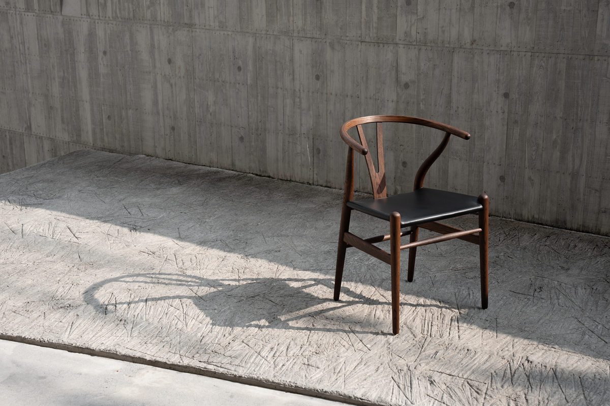 Hans J. Wegner「Y-Chair」煙燻橡木 X 墨黑皮革限定版!森/CASA重新演繹 Hans J. Wegner「Y-Chair」煙燻橡木 X 墨黑皮革限定版!森/CASA重新演繹