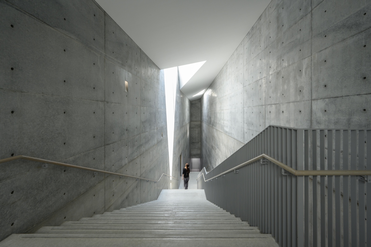 直島新美術館館內從地面延伸至地下的樓梯間設計,兩側將分布著4個展間。(圖片來源:福武財團、攝影:GION) 直島新美術館館內從地面延伸至地下的樓梯間設計,兩側將分布著4個展間。(圖片來源:福武財團、攝影:GION)