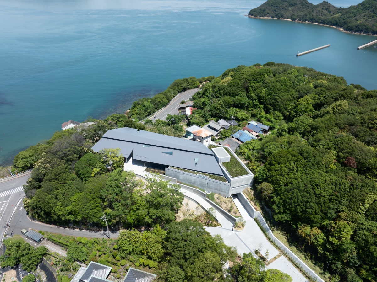 自1992年「倍樂生之家美術館(Benesse House Museum)」開館以來,建築大師安藤忠雄已陸續設計了直島上的多座建築。本次新建的美術館為他在直島上的第10件作品。(圖片來源:福武財團、攝影:GION) 自1992年「倍樂生之家美術館(Benesse House Museum)」開館以來,建築大師安藤忠雄已陸續設計了直島上的多座建築。本次新建的美術館為他在直島上的第10件作品。(圖片來源:福武財團、攝影:GION)
