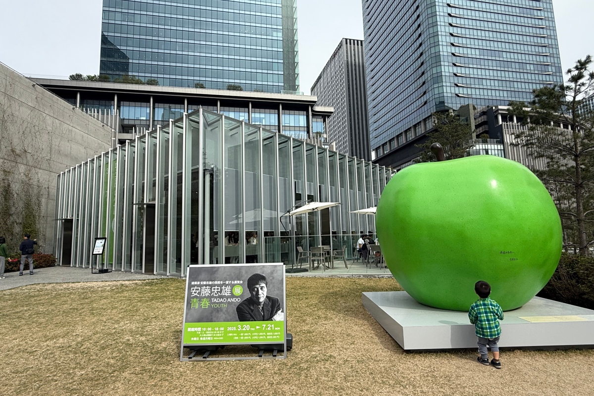 「安藤忠雄展|青春」的展覽場地「VS.」,建築同樣是由安藤忠雄操刀。展場外也展示了青春的象徵——「青蘋果」,上頭還有安藤忠雄的簽名。(攝影:Adela Cheng) 「安藤忠雄展|青春」的展覽場地「VS.」,建築同樣是由安藤忠雄操刀。展場外也展示了青春的象徵——「青蘋果」,上頭還有安藤忠雄的簽名。(攝影:Adela Cheng)