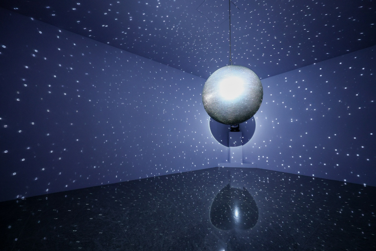 藝術家凱蒂.帕特森(Katie Paterson)的作品《全食》(Totality)(圖片提供:威廉.透納特展:崇高的迴響) 藝術家凱蒂.帕特森(Katie Paterson)的作品《全食》(Totality)(圖片提供:威廉.透納特展:崇高的迴響)