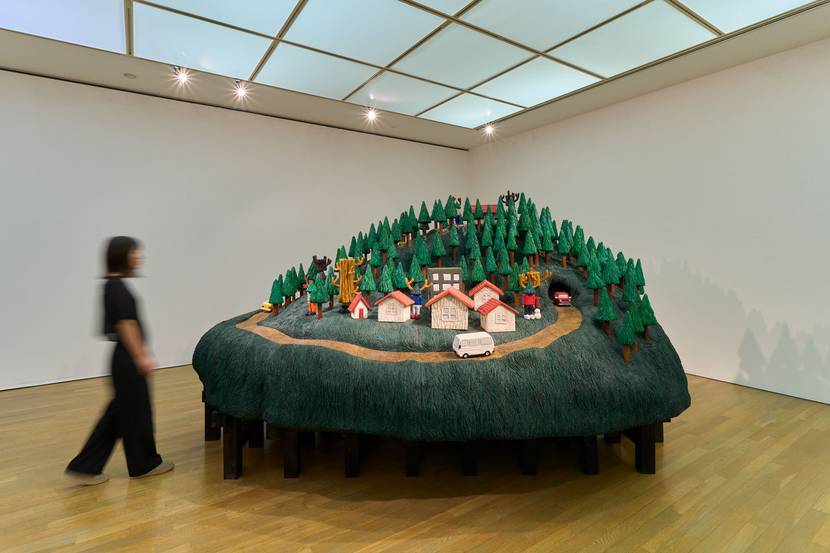 平子雄一個展《超越理想的風景》在基隆美術館！跟著「小樹人」穿梭人類與自然世界