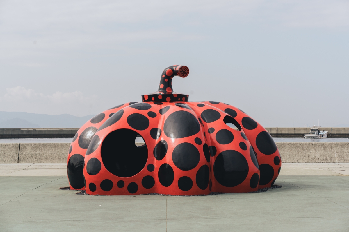 草間彌生〈紅南瓜〉。(攝影:吳哲夫;Credit: “Red Pumpkin” Yayoi Kusama,2006 Naoshima Miyanoura Port Square ©YAYOI KUSAMA,請勿擅自轉載) 草間彌生〈紅南瓜〉。(攝影:吳哲夫;Credit: “Red Pumpkin” Yayoi Kusama,2006 Naoshima Miyanoura Port Square ©YAYOI KUSAMA,請勿擅自轉載)