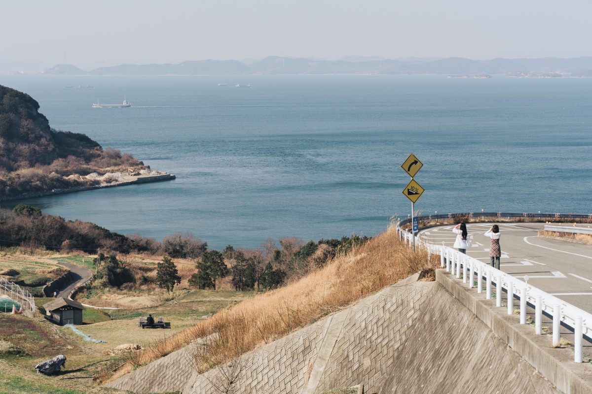 由豐島美術館所在的山丘望海。(攝影:吳哲夫) 由豐島美術館所在的山丘望海。(攝影:吳哲夫)