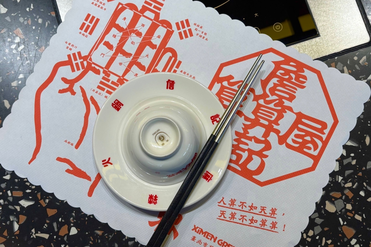 詹記算算屋結合台灣國語諧音梗,以及90年代的台灣城市風情,就像是一間開在命理街之中的神秘小火鍋店。(圖片提供:詹記麻辣火鍋) 詹記算算屋結合台灣國語諧音梗,以及90年代的台灣城市風情,就像是一間開在命理街之中的神秘小火鍋店。(圖片提供:詹記麻辣火鍋)