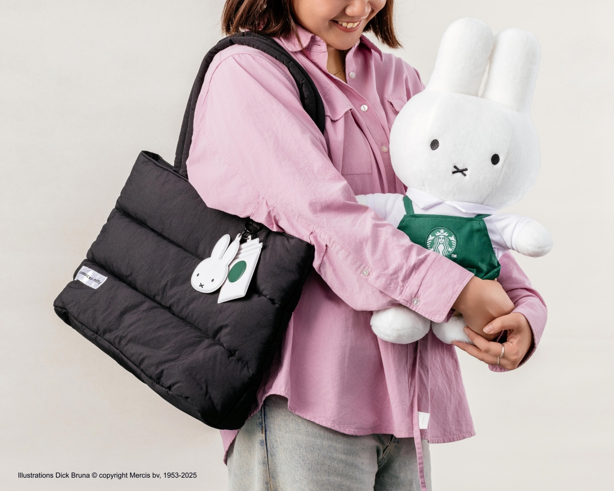 星巴克與miffy聯名系列商品:miffy絎縫托特包,售價$1,200。miffy綠圍裙,售價$1,680。(圖片提供:星巴克) 星巴克與miffy聯名系列商品:miffy絎縫托特包,售價$1,200。miffy綠圍裙,售價$1,680。(圖片提供:星巴克)