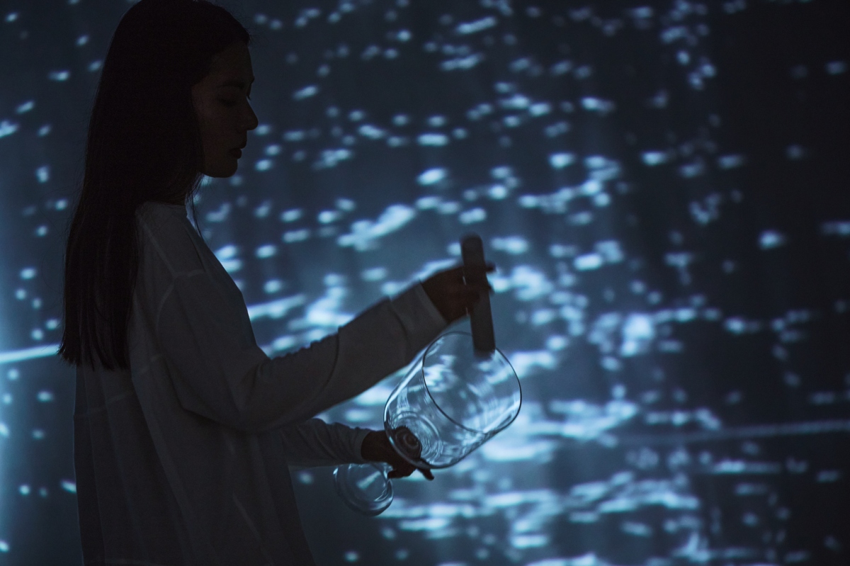 〈霧中之境:夜光靜心 × 水晶聲波浴〉活動示意,帶領者:Svara Soma ft. 本源共振。(圖像由the MEDIAN授權及臺北市立美術館提供) 〈霧中之境:夜光靜心 × 水晶聲波浴〉活動示意,帶領者:Svara Soma ft. 本源共振。(圖像由the MEDIAN授權及臺北市立美術館提供)