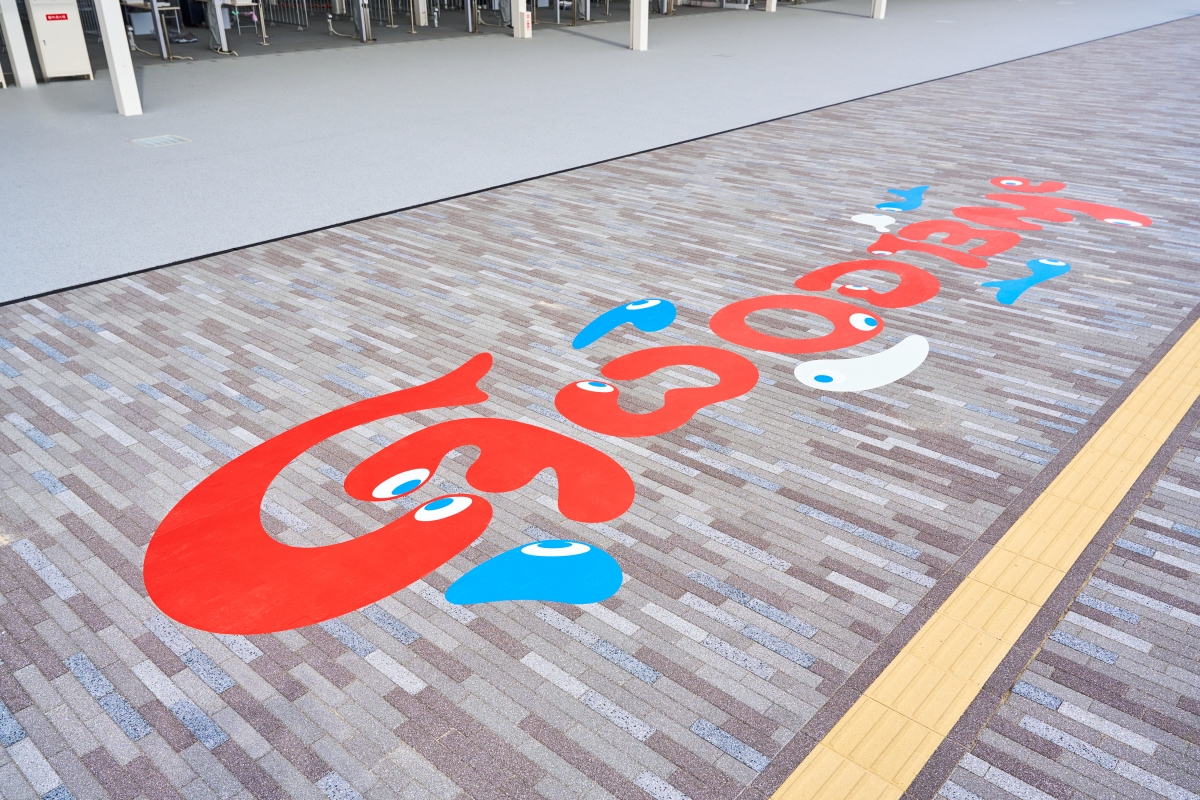 「WELCOME」字樣若倒過來看,就會變成「GOODBYE」,依照旅客是從入口進入或離開的不同視線,將有不同意義。(圖片提供:Expo 2025) 「WELCOME」字樣若倒過來看,就會變成「GOODBYE」,依照旅客是從入口進入或離開的不同視線,將有不同意義。(圖片提供:Expo 2025)