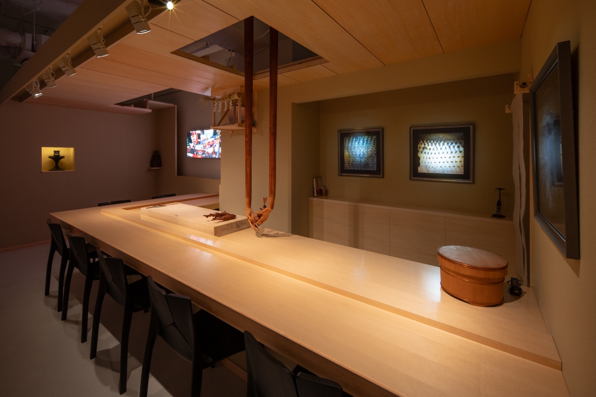 (圖片提供:落合陽一「昼夜の相代も神仏:鮨ヌル∴鰻ドラゴン」展示風景,2024年) (圖片提供:落合陽一「昼夜の相代も神仏:鮨ヌル∴鰻ドラゴン」展示風景,2024年)