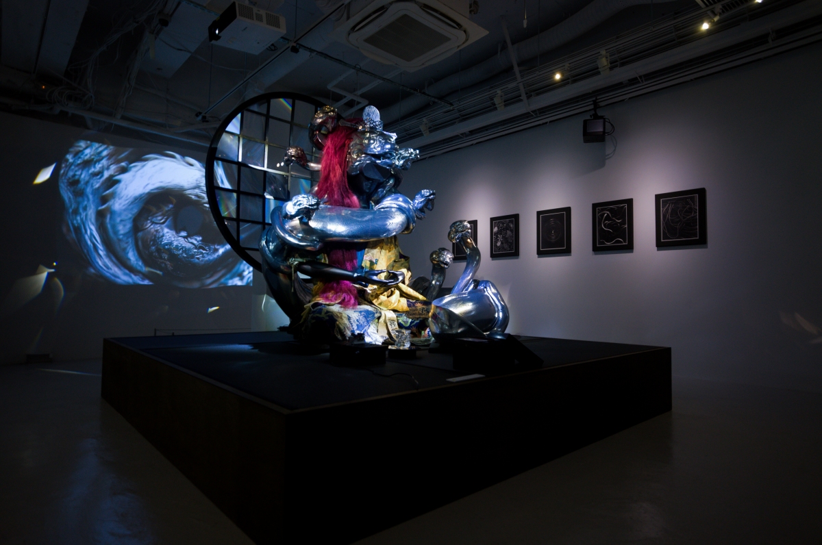 (圖片提供:落合陽一「昼夜の相代も神仏:鮨ヌル∴鰻ドラゴン」展示風景,2024年) (圖片提供:落合陽一「昼夜の相代も神仏:鮨ヌル∴鰻ドラゴン」展示風景,2024年)
