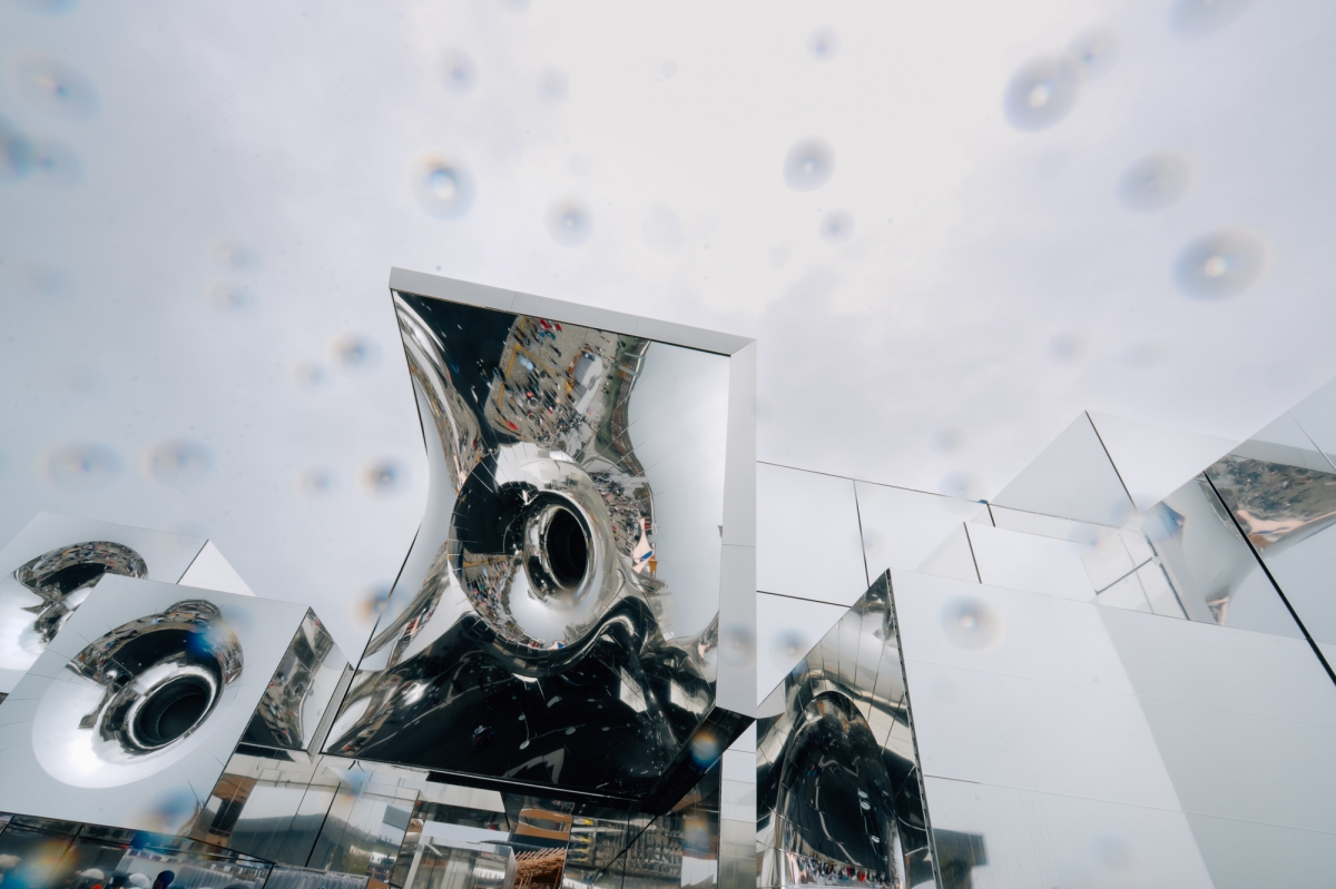 以鏡面作為展館外觀的「null²」,因能反射天空顏色,讓展館在雨天也能有與天空融合在一起的灰階美感。(攝影:蔡耀徵 © La Vie) 以鏡面作為展館外觀的「null²」,因能反射天空顏色,讓展館在雨天也能有與天空融合在一起的灰階美感。(攝影:蔡耀徵 © La Vie)