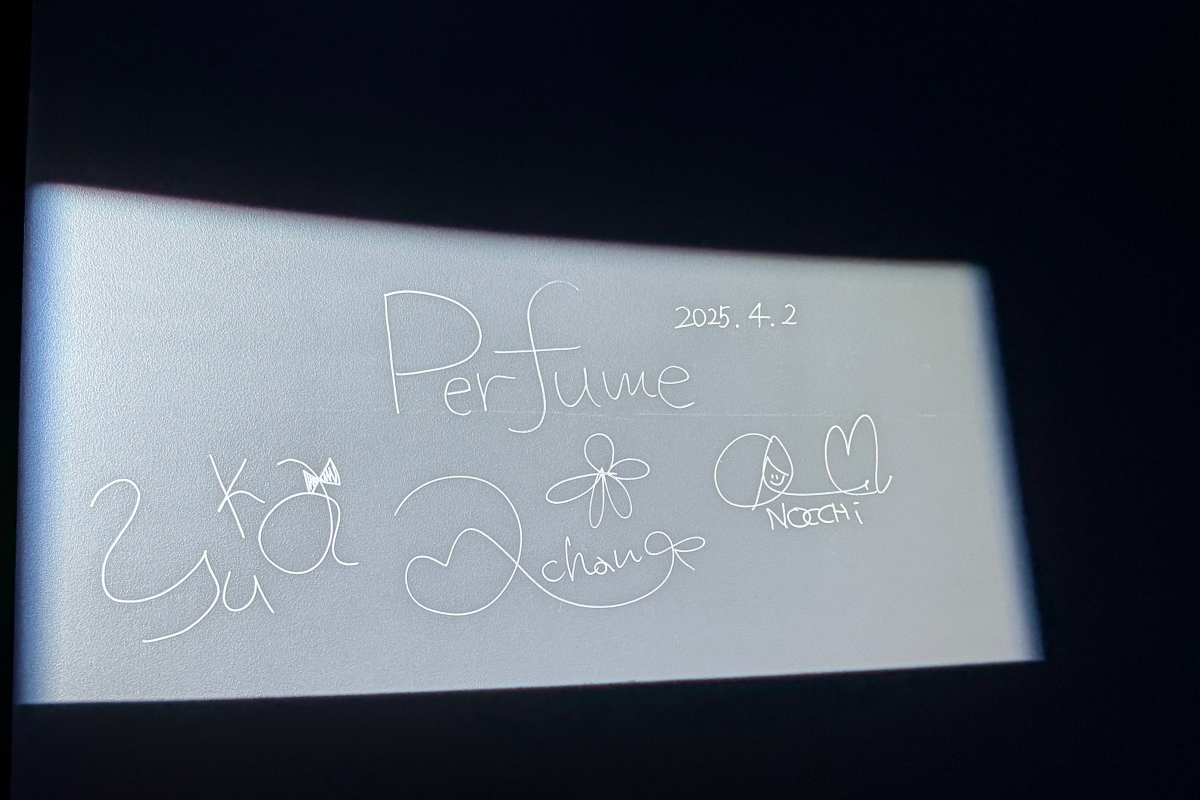 離開Zone 2前,可別錯過Perfume的親筆簽名。(攝影:Adela Cheng) 離開Zone 2前,可別錯過Perfume的親筆簽名。(攝影:Adela Cheng)