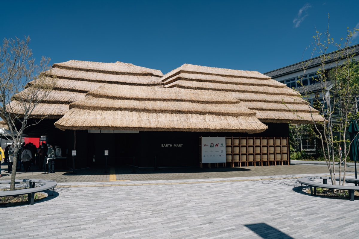 「Earth Mart」展館建築由隈研吾操刀,其以里山常見的茅草屋頂建成,象徵過往鄉村生活的繁榮。(攝影:蔡耀徵 © La Vie) 「Earth Mart」展館建築由隈研吾操刀,其以里山常見的茅草屋頂建成,象徵過往鄉村生活的繁榮。(攝影:蔡耀徵 © La Vie)