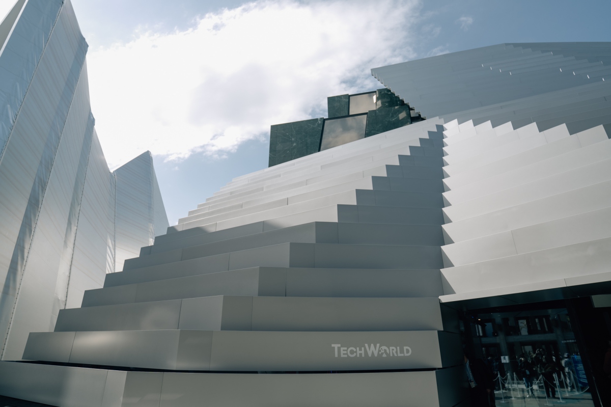 TECH WORLD館建築以群山為靈感。(攝影:蔡耀徵 © La Vie) TECH WORLD館建築以群山為靈感。(攝影:蔡耀徵 © La Vie)