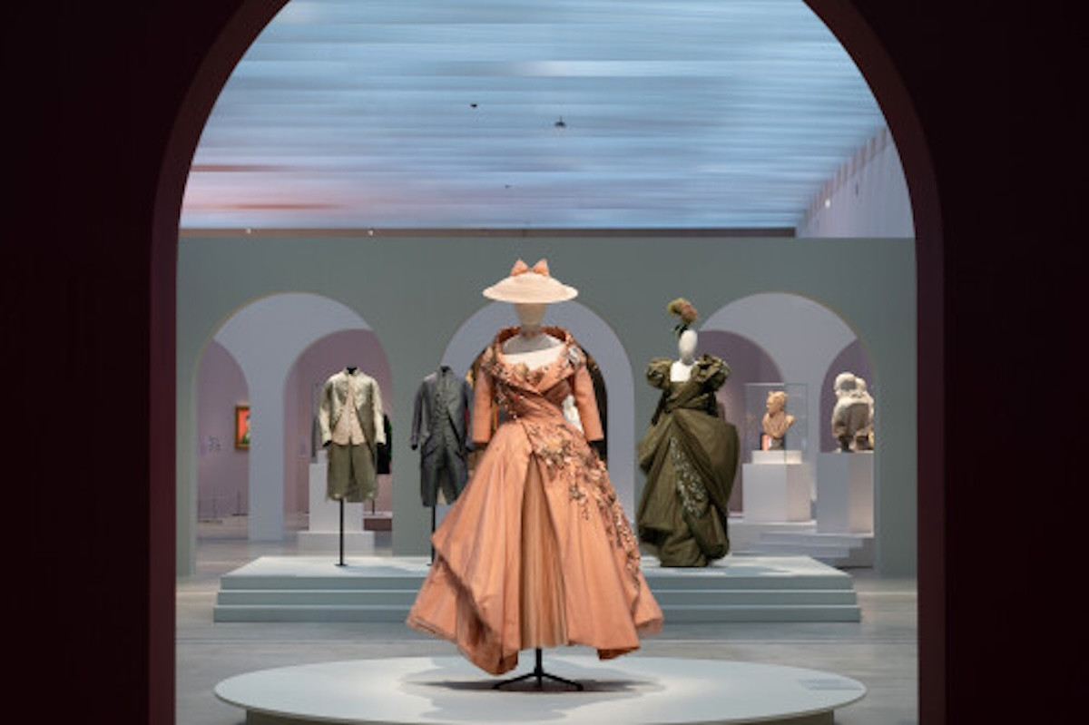 自古以來，藝術家都穿什麼？羅浮宮朗斯分館特展《Dressing like an artist》展開藝術史與時尚史的對話