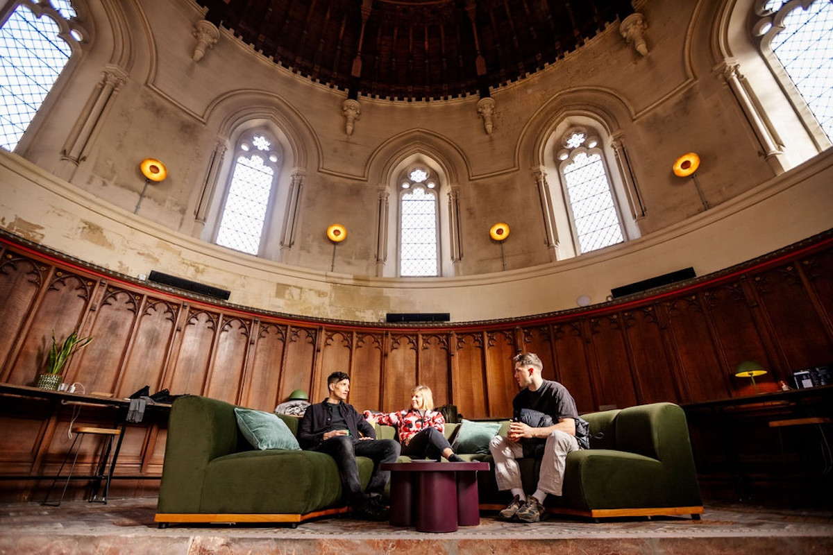 英國百年哥德式教堂化身共享辦公室！舉辦野餐、交流聚會，打造創意人專屬的靈感基地