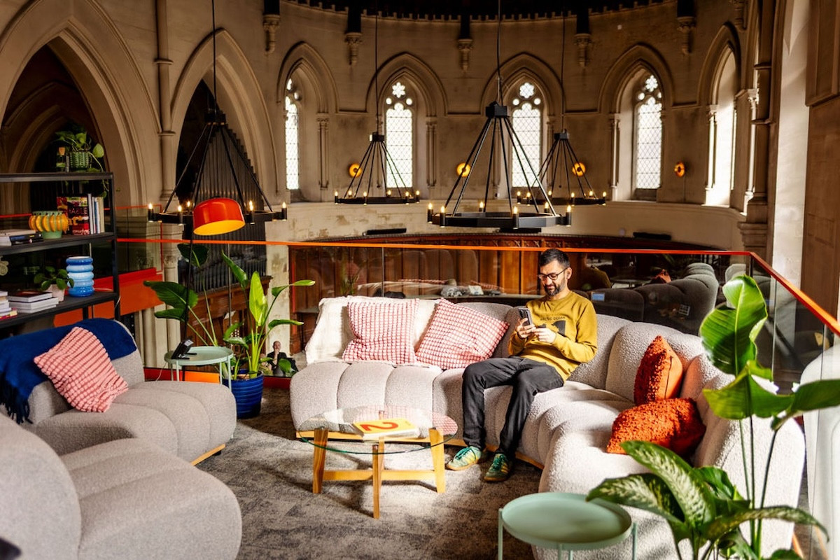 英國百年哥德式教堂化身共享辦公室！舉辦野餐、交流聚會，打造創意人專屬的靈感基地