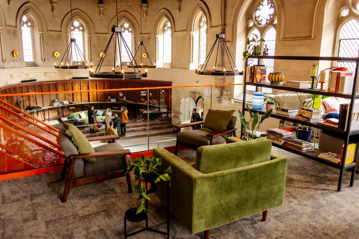 英國百年哥德式教堂化身共享辦公室！舉辦野餐、交流聚會，打造創意人專屬的靈感基地