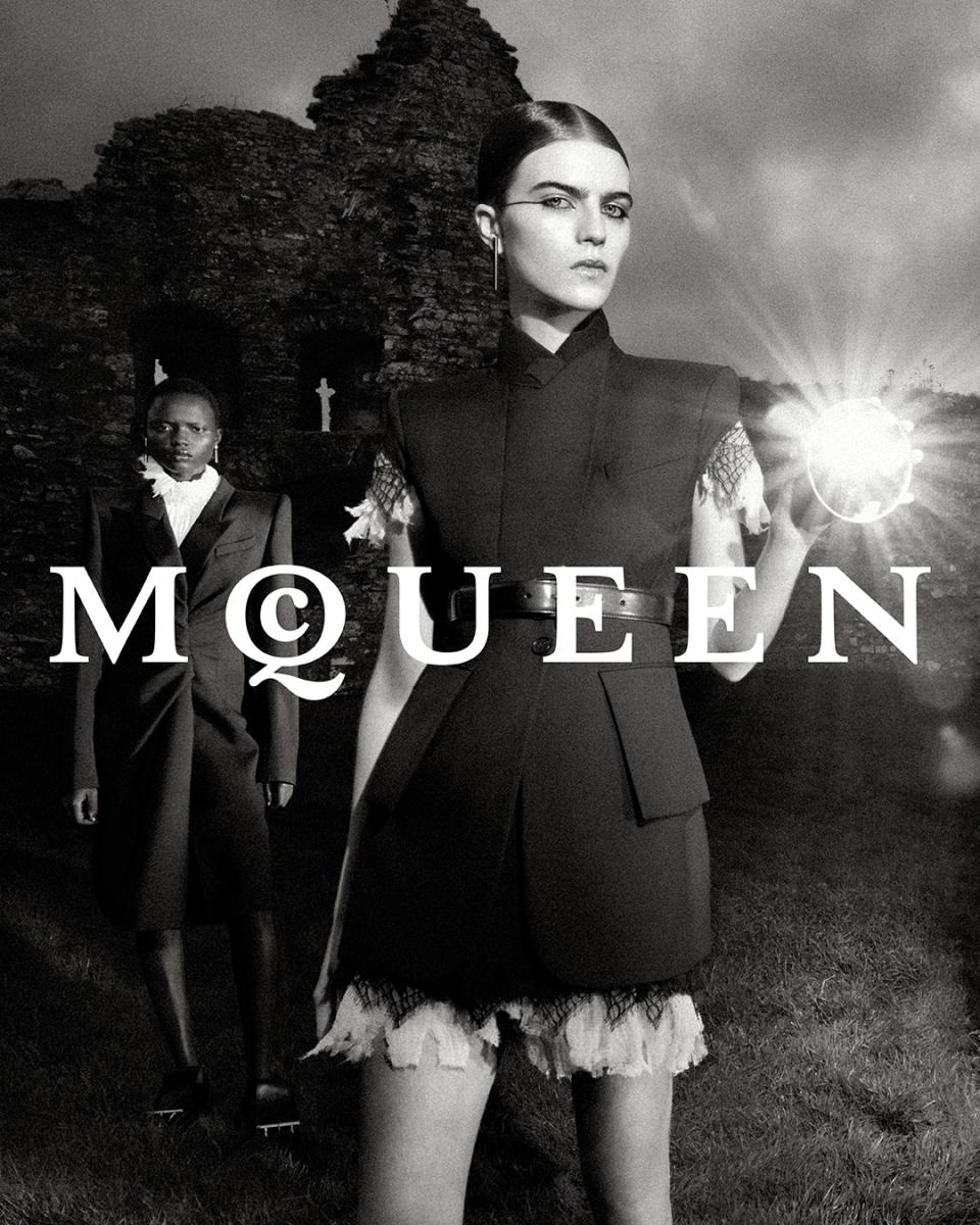 Alexander McQueen至今保留「Q中帶c」的品牌識別。(圖片來源:Instagram @alexandermcqueen) Alexander McQueen至今保留「Q中帶c」的品牌識別。(圖片來源:Instagram @alexandermcqueen)