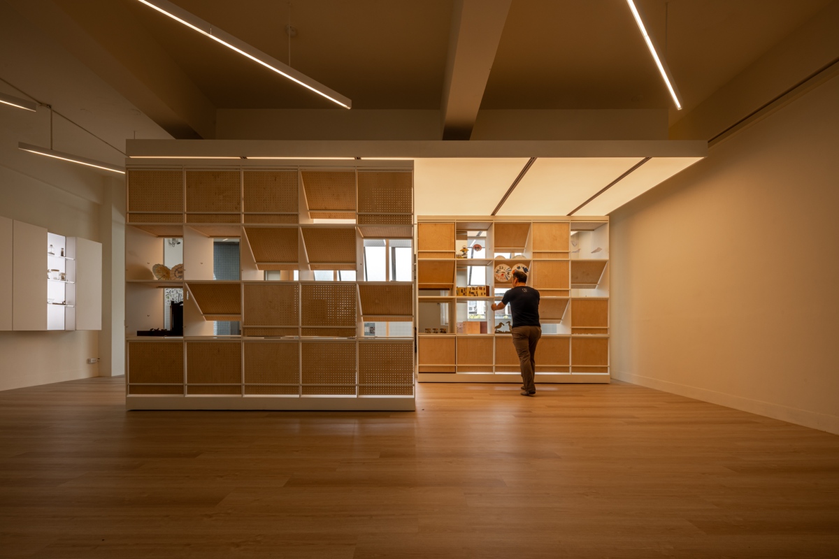 展示櫃上方搭配感應式燈具系統(圖片提供:台灣設計研究院) 展示櫃上方搭配感應式燈具系統(圖片提供:台灣設計研究院)