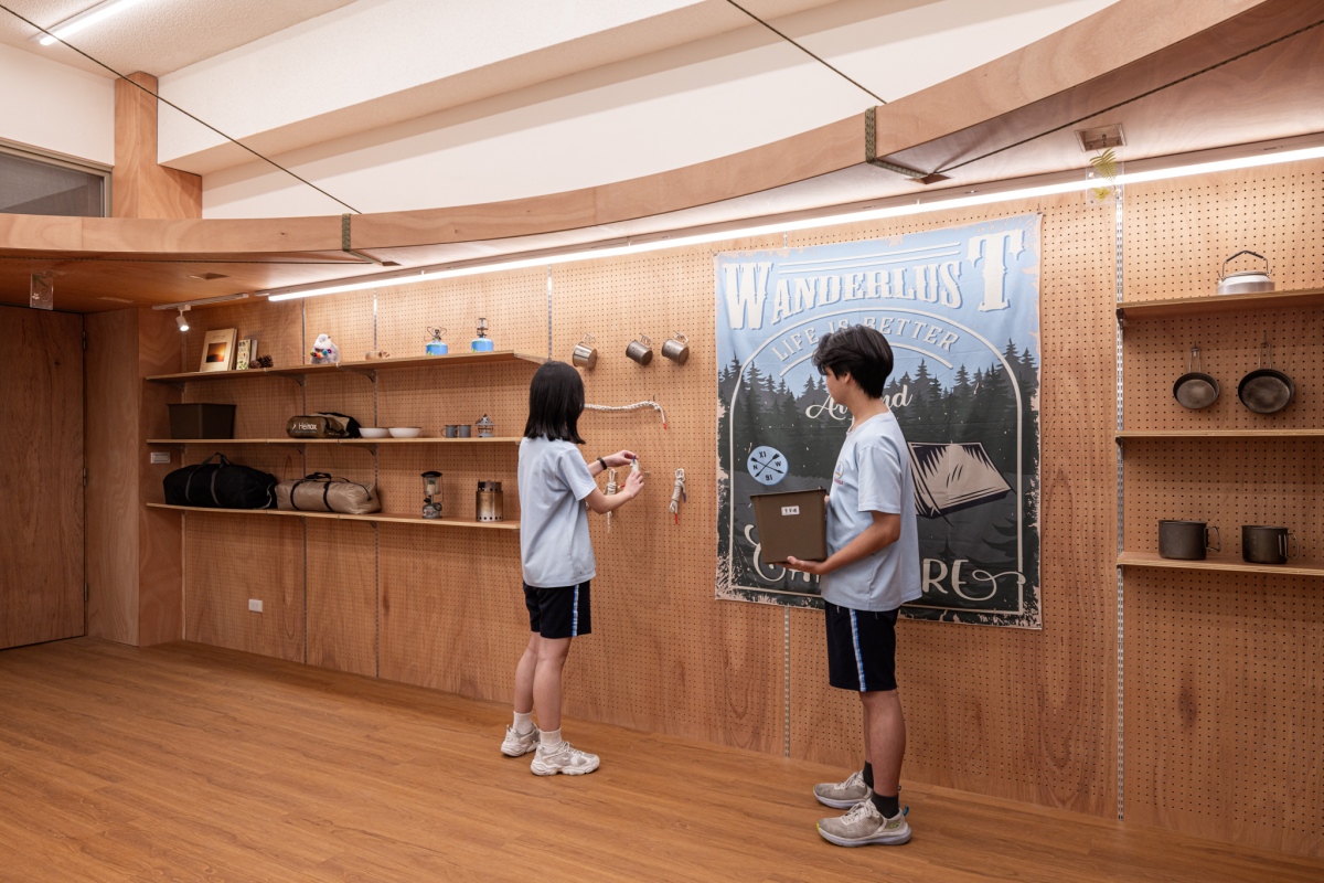 層板區可收納、展示教具(圖片提供:台灣設計研究院) 層板區可收納、展示教具(圖片提供:台灣設計研究院)