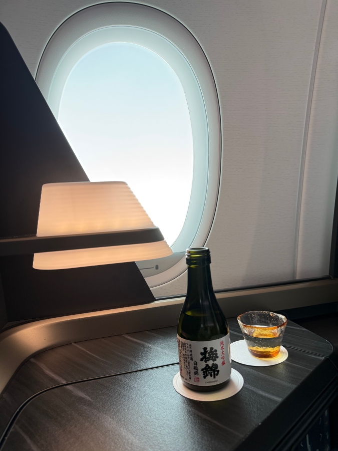 星宇航空商務艙的酒單選擇豐富,此圖為「梅錦 純米大吟釀 白鶴錦」。(攝影:Adela Cheng) 星宇航空商務艙的酒單選擇豐富,此圖為「梅錦 純米大吟釀 白鶴錦」。(攝影:Adela Cheng)