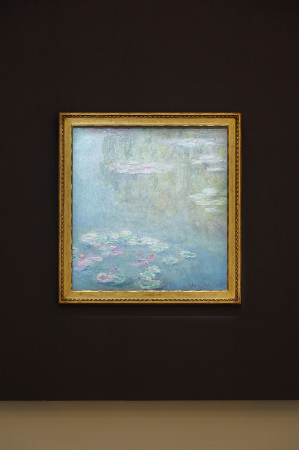 此展領銜之作——莫內《睡蓮》,作於1908年,是這個標誌性系列中首幅被美術館收藏的作品,透過層層疊疊的筆觸、流動的色彩,捕捉水面上瞬息萬變的光線與時間感,展現對光與色彩的終極追求。(圖片提供:富邦美術館) 此展領銜之作——莫內《睡蓮》,作於1908年,是這個標誌性系列中首幅被美術館收藏的作品,透過層層疊疊的筆觸、流動的色彩,捕捉水面上瞬息萬變的光線與時間感,展現對光與色彩的終極追求。(圖片提供:富邦美術館)