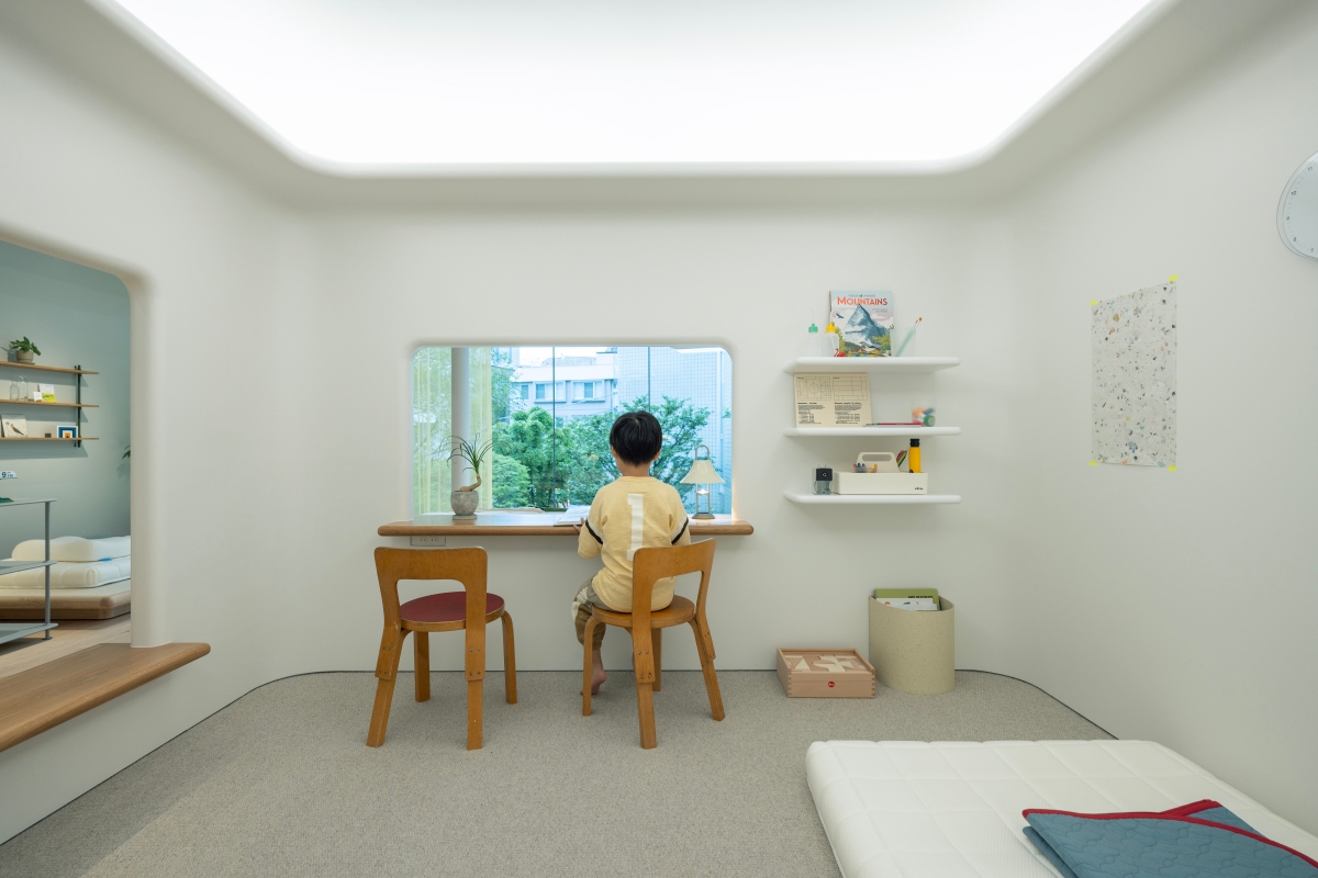 「TOFU ROOM」以品牌標誌性的豆腐形象為靈感,白色圓角方體內部配置小椅與小書桌,彷彿是一間為孩子打造的獨立空間。(圖片提供:眠豆腐、攝影:Norio Kidera) 「TOFU ROOM」以品牌標誌性的豆腐形象為靈感,白色圓角方體內部配置小椅與小書桌,彷彿是一間為孩子打造的獨立空間。(圖片提供:眠豆腐、攝影:Norio Kidera)