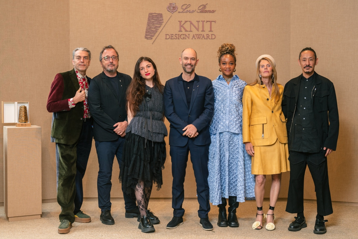 Loro Piana 2025 Knit Design Award針織品設計大獎評審團7位成員,中央為主席Damien Bertrand。(圖片提供:Loro Piana) Loro Piana 2025 Knit Design Award針織品設計大獎評審團7位成員,中央為主席Damien Bertrand。(圖片提供:Loro Piana)