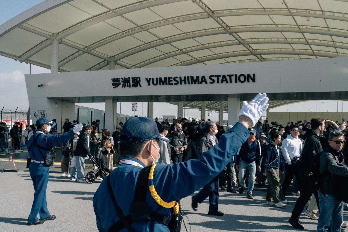 在大阪世博「夢洲」拍攝空檔,拿出隨身備用的α7CR捕捉感興趣的畫面。(機身α7CR,鏡頭SEL40F25G) 在大阪世博「夢洲」拍攝空檔,拿出隨身備用的α7CR捕捉感興趣的畫面。(機身α7CR,鏡頭SEL40F25G)