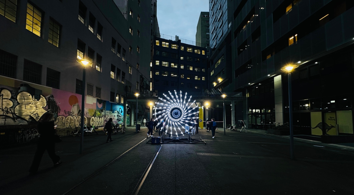澳洲最大燈光音樂節Vivid Sydney 2025揭幕!台灣團隊「有用主張」首闖雪梨打造沉浸式裝置,以光為媒介重構宇宙想像 澳洲最大燈光音樂節Vivid Sydney 2025揭幕!台灣團隊「有用主張」首闖雪梨打造沉浸式裝置,以光為媒介重構宇宙想像