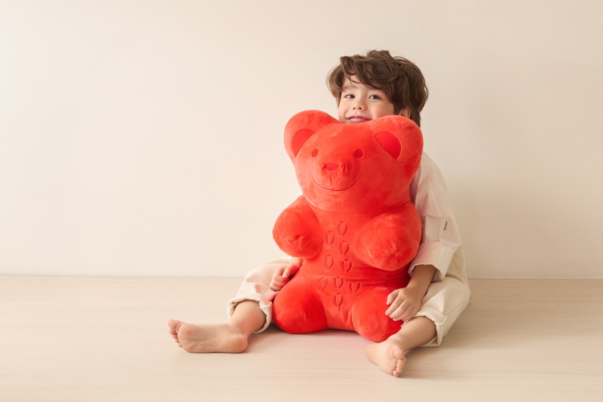 HARIBO 造型抱枕(紅、黃、藍、綠)/1390元(圖片提供:HOLA ) HARIBO 造型抱枕(紅、黃、藍、綠)/1390元(圖片提供:HOLA )