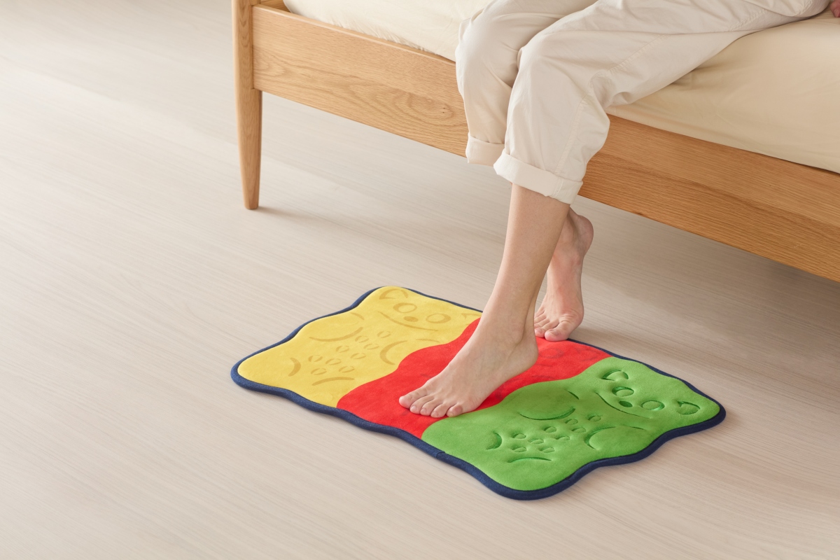 HARIBO造型記憶棉踏墊47X69 cm/599元(圖片提供:HOLA ) HARIBO造型記憶棉踏墊47X69 cm/599元(圖片提供:HOLA )