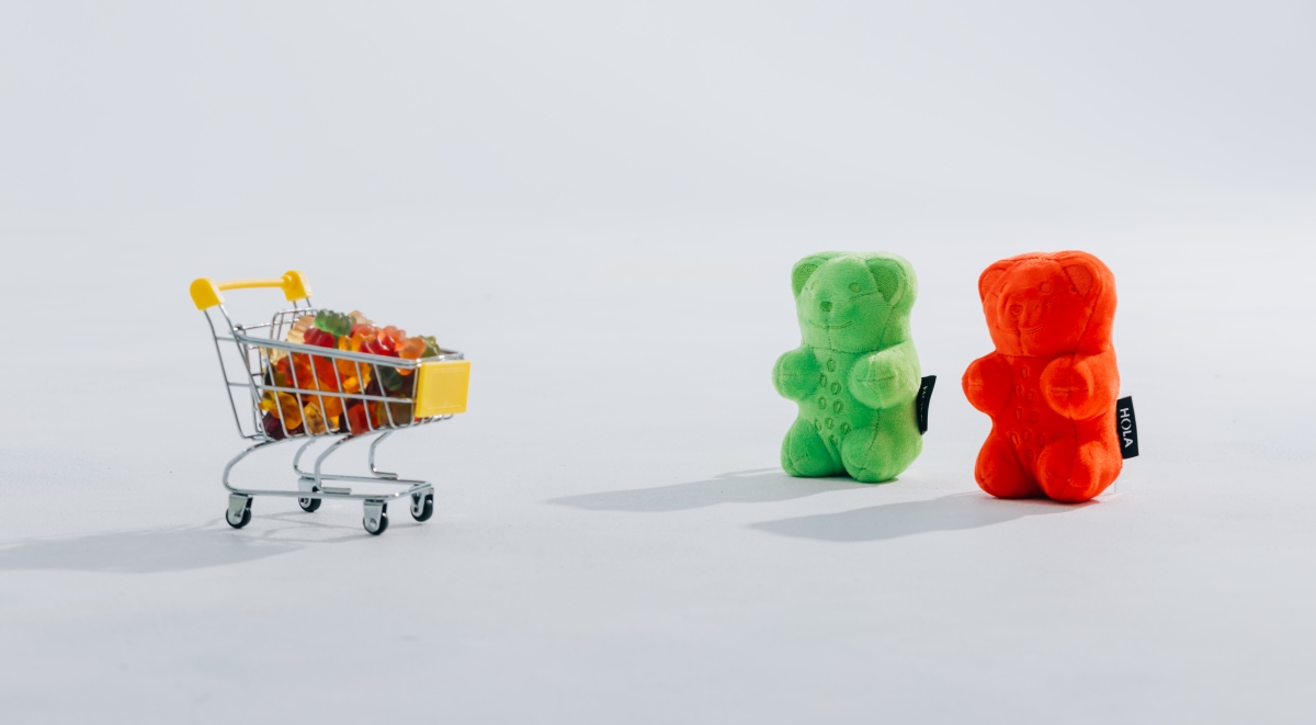 HOLA × HARIBO聯名上市：經典小熊軟糖躍上抱枕、馬克杯、點心盤、腳踏墊等9款商品