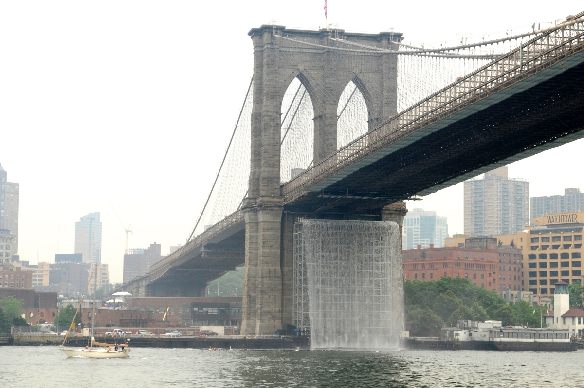 奧拉弗・埃利亞松,《紐約瀑布(布魯克林碼頭)》The New York City Waterfalls (Brooklyn Piers),2008。攝影: Julienne Schaer / 圖片由 Public Art Fund提供。© 2008 奧拉弗・埃利亞松(此作品並未於本展展出) 奧拉弗・埃利亞松,《紐約瀑布(布魯克林碼頭)》The New York City Waterfalls (Brooklyn Piers),2008。攝影: Julienne Schaer / 圖片由 Public Art Fund提供。© 2008 奧拉弗・埃利亞松(此作品並未於本展展出)