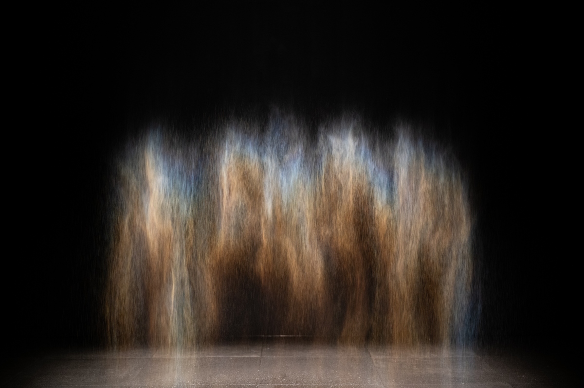 奧拉弗・埃利亞松,《美》,1993,聚光燈、水、噴嘴、木材、水管、泵浦,尺寸依場地而定。作品於新加坡美術館拍攝。攝影:Joseph Nair, Memphis West Pictures。圖像由藝術家;neugerriemschneider, Berlin; Tanya Bonakdar Gallery, New York / Los Angeles提供。© 1993奧拉弗・埃利亞松 奧拉弗・埃利亞松,《美》,1993,聚光燈、水、噴嘴、木材、水管、泵浦,尺寸依場地而定。作品於新加坡美術館拍攝。攝影:Joseph Nair, Memphis West Pictures。圖像由藝術家;neugerriemschneider, Berlin; Tanya Bonakdar Gallery, New York / Los Angeles提供。© 1993奧拉弗・埃利亞松