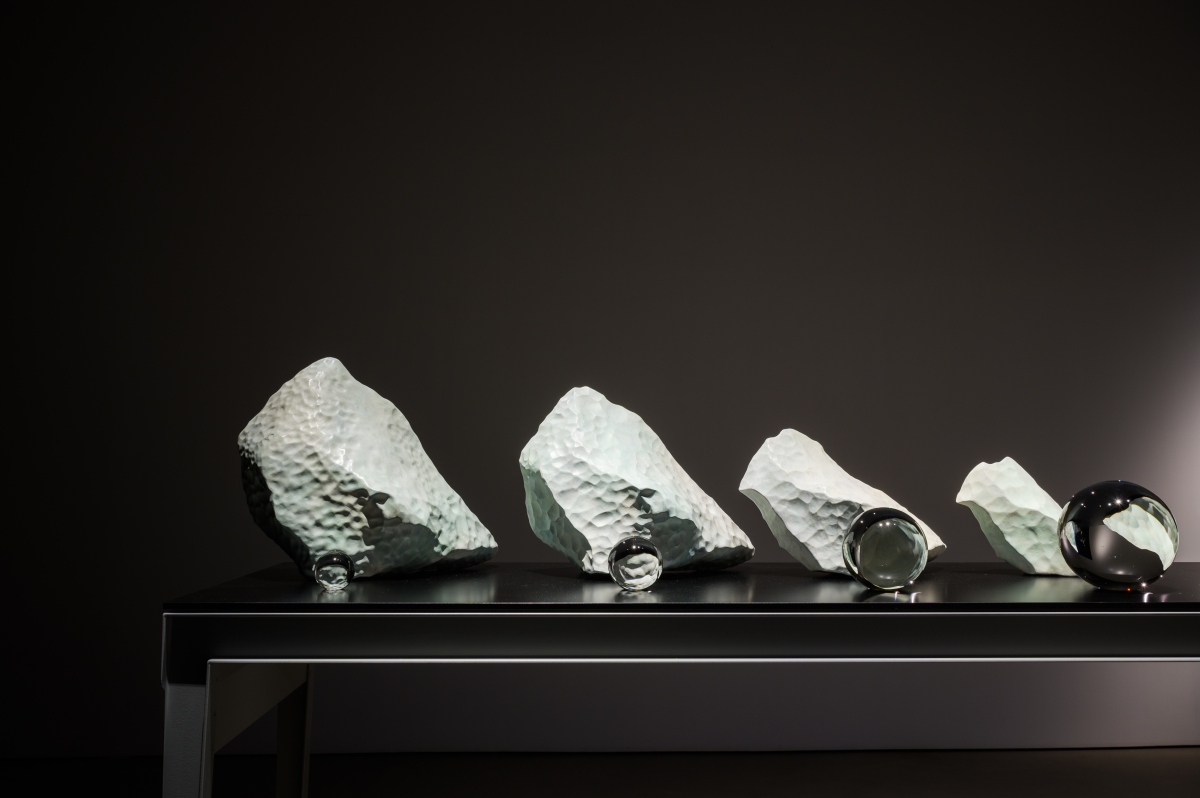 奧拉弗・埃利亞松,《冰河的最後七天》(The last seven days of glacial ice),2024,青銅、玻璃球、不鏽鋼、鋁,152.5 × 300 × 70公分。作品於新加坡美術館拍攝。攝影:Joseph Nair, Memphis West Pictures。圖像由藝術家;neugerriemschneider, Berlin; Tanya Bonakdar Gallery 奧拉弗・埃利亞松,《冰河的最後七天》(The last seven days of glacial ice),2024,青銅、玻璃球、不鏽鋼、鋁,152.5 × 300 × 70公分。作品於新加坡美術館拍攝。攝影:Joseph Nair, Memphis West Pictures。圖像由藝術家;neugerriemschneider, Berlin; Tanya Bonakdar Gallery
