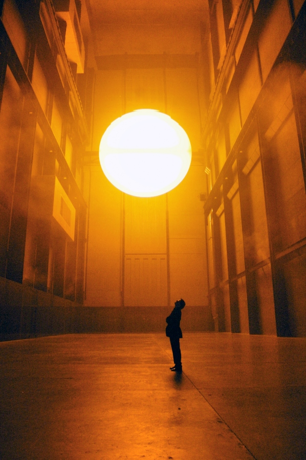 奧拉弗・埃利亞松,倫敦泰特現代美術館《天氣計畫》(The weather project),2003。攝影: Olafur Eliasson。圖像由藝術家;neugerriemschneider, Berlin; Tanya Bonakdar Gallery, New York / Los Angeles提供。© 2003奧拉弗・埃利亞松(此作品並未於本展展出) 奧拉弗・埃利亞松,倫敦泰特現代美術館《天氣計畫》(The weather project),2003。攝影: Olafur Eliasson。圖像由藝術家;neugerriemschneider, Berlin; Tanya Bonakdar Gallery, New York / Los Angeles提供。© 2003奧拉弗・埃利亞松(此作品並未於本展展出)