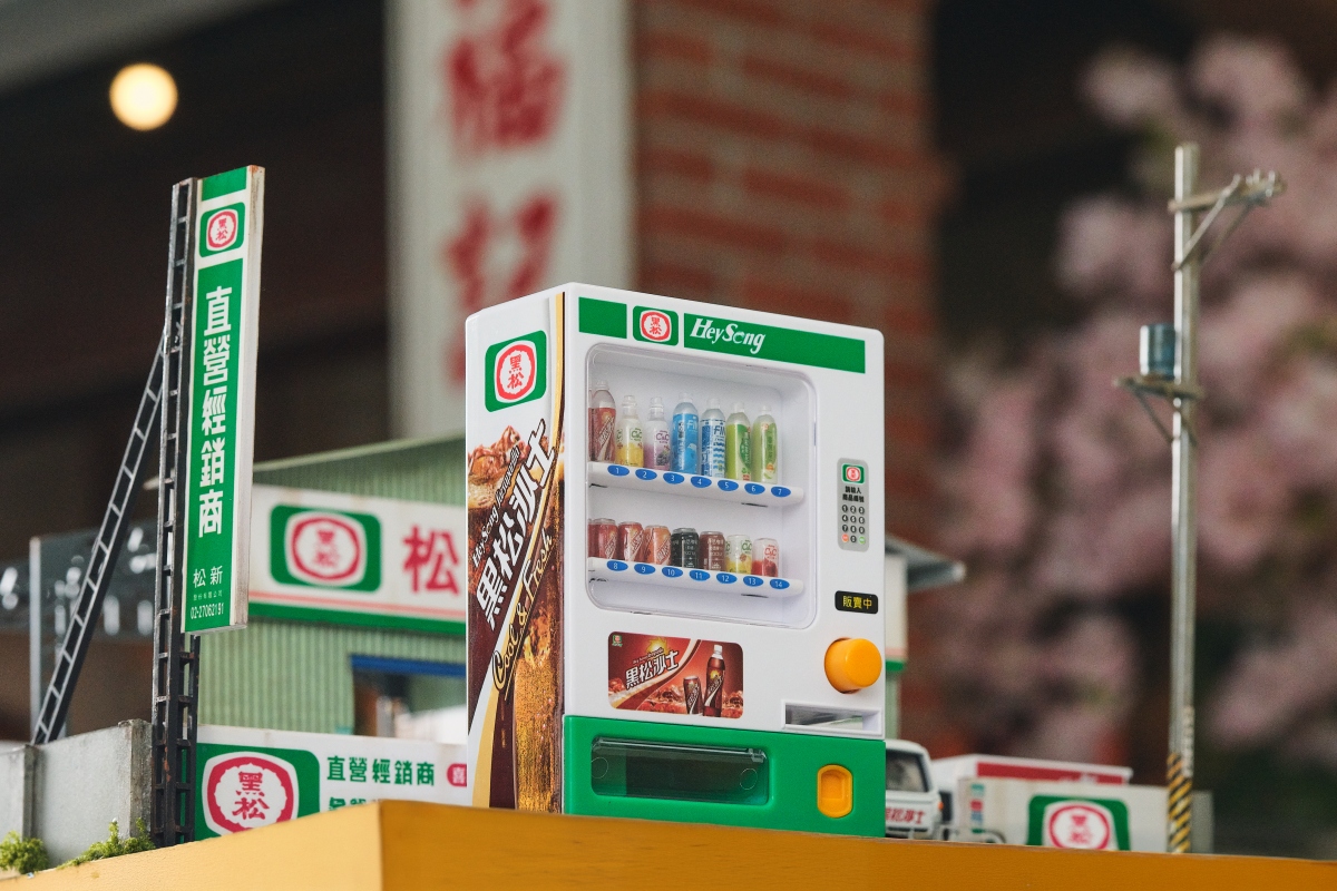 「黑松飲料自動販賣機公仔」於全家便利商店限量加價購。(圖片提供:黑松) 「黑松飲料自動販賣機公仔」於全家便利商店限量加價購。(圖片提供:黑松)