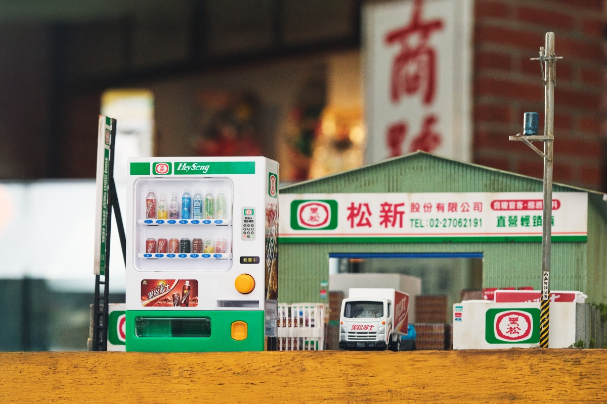 適逢100週年,黑松特別將實體販賣機以1:18的比例縮小,推出限量的「黑松飲料自動販賣機公仔」,讓自販機搖身一變成僅有手掌大小的經典迷你收藏品。(圖片提供:黑松) 適逢100週年,黑松特別將實體販賣機以1:18的比例縮小,推出限量的「黑松飲料自動販賣機公仔」,讓自販機搖身一變成僅有手掌大小的經典迷你收藏品。(圖片提供:黑松)