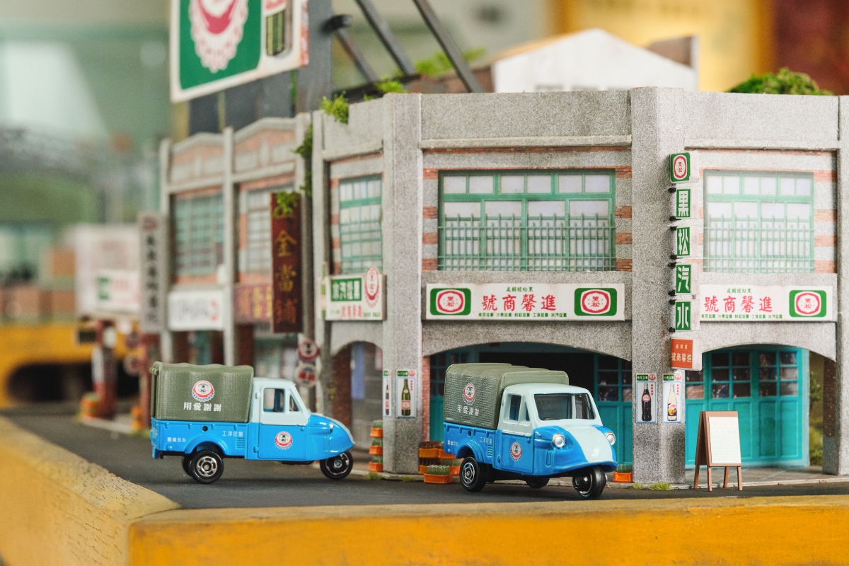 黑松再度聯手「TOMICA」打造「台灣黑松經典復刻運輸車」。(圖片提供:黑松) 黑松再度聯手「TOMICA」打造「台灣黑松經典復刻運輸車」。(圖片提供:黑松)