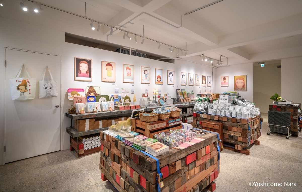 奈良美智巡展「跟著朦朧潮濕的一天去金瓜石」周邊商品銷售點(圖片提供:主辦單位–文化總會、台灣電力公司) 奈良美智巡展「跟著朦朧潮濕的一天去金瓜石」周邊商品銷售點(圖片提供:主辦單位–文化總會、台灣電力公司)