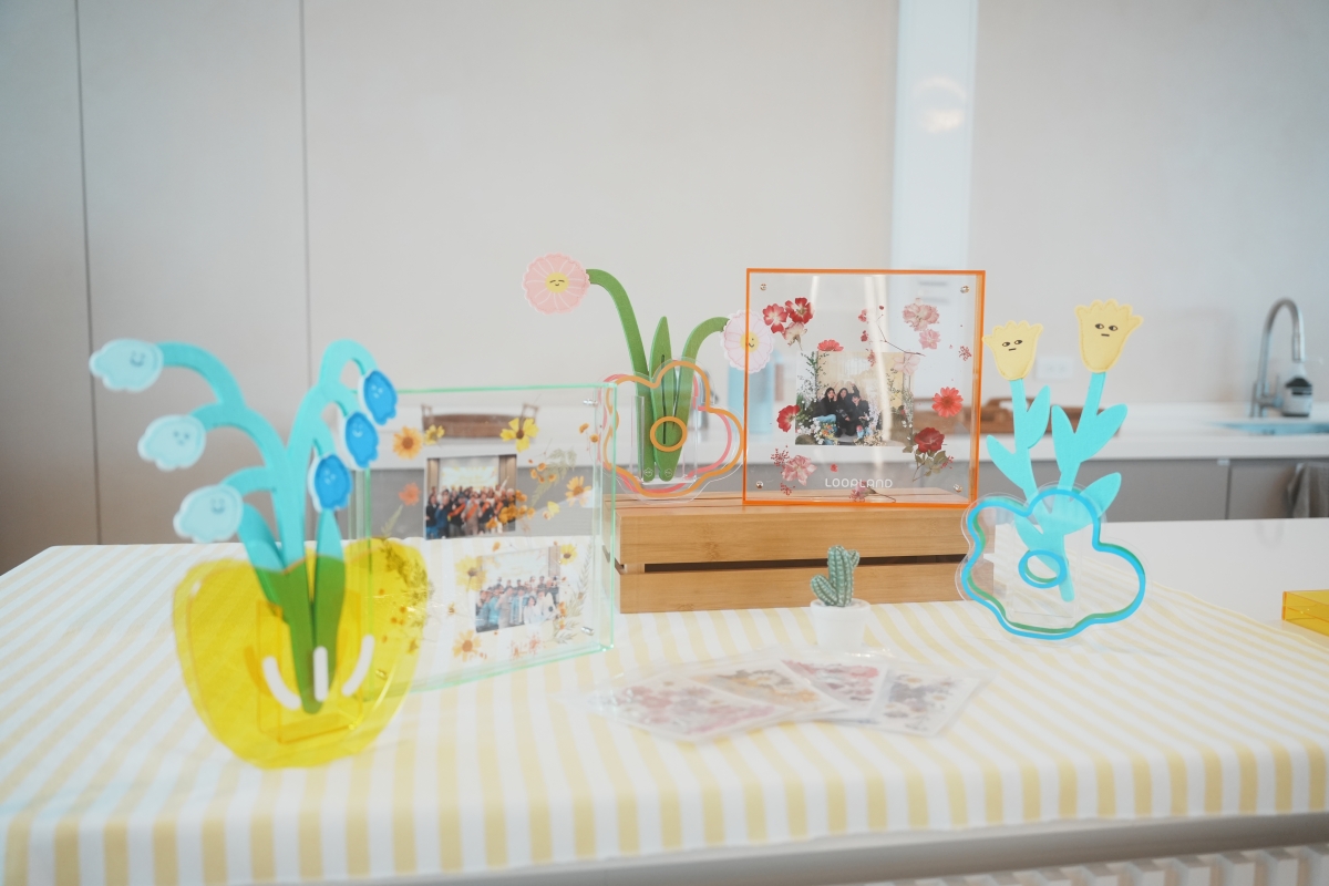 「花影照相館」親手製作乾燥壓花相框。(攝影:Weihan Chang) 「花影照相館」親手製作乾燥壓花相框。(攝影:Weihan Chang)